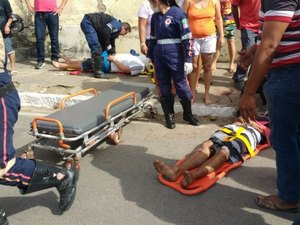 Dupla suspeita de assalto colide com carro após roubar celular de mulher