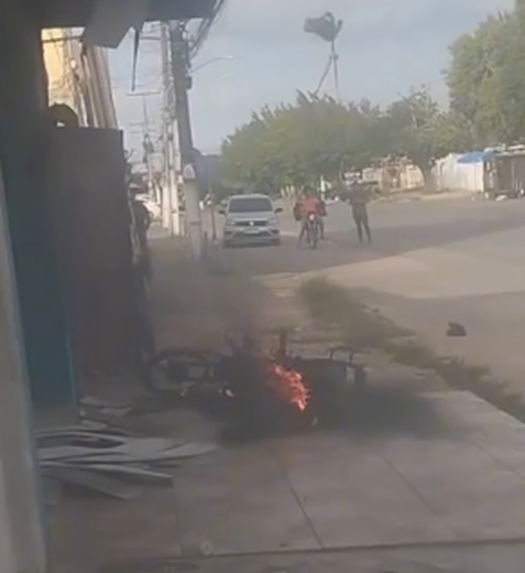 Moto pega fogo após curto-circuito em transformador na Avenida Silvestre Péricles