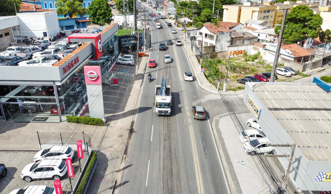 Trecho da Avenida Gustavo Paiva, em Maceió, recebe obras de recapeamento