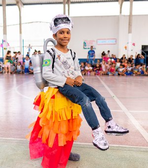 Escola municipal de Maceió abre Semana da Criança com desfile de moda sustentável