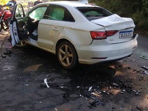 Condutor de carro de passeio sobrevive ao bater em dois caminhões na AL-110