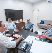 Bispo de Penedo visita prefeito Luciano Barbosa no Centro Administrativo