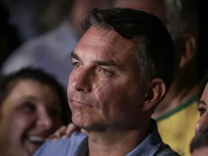 Mendonça multa Flávio por impulsionar post negativo contra Lula
