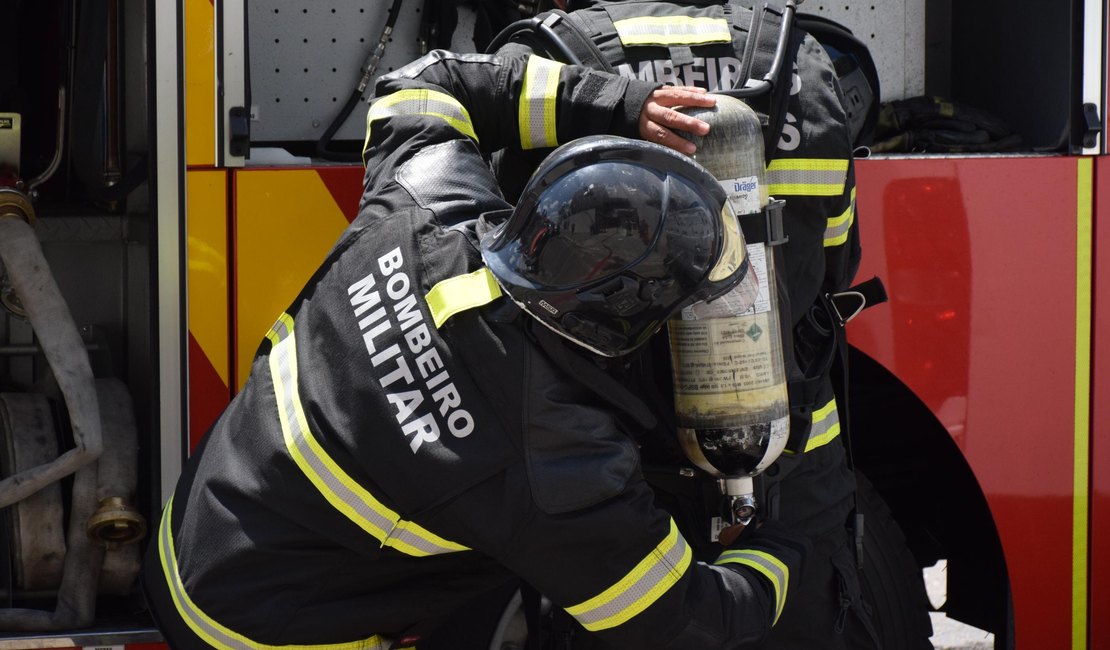 Bombeiros resgatam homem e animal de estimação após incêndio em Maceió