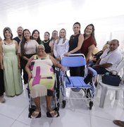Prefeitura entrega 30 cadeiras de rodas a usuários do Credefipi em Palmeira dos Índios