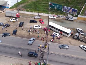 Protesto bloqueia fluxo nos dois sentidos da Via Expressa, em Maceió