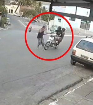 Câmeras flagram momento exato em que homem é atropelado por motocicleta em Coqueiro Seco