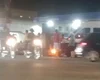 Colisão deixa moto embaixo de van e mulher ferida no Trevo da Igrejinha, em Arapiraca