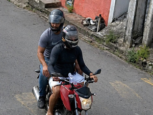 [Vídeo] Dupla em moto é flagrada roubando celulares de alunos no Feitosa, em Maceió