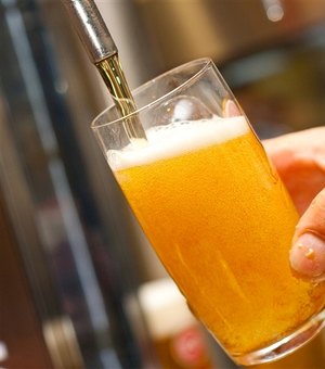 Chopperia em Maceió vende cerveja ?sem imposto? em protesto contra carga tributária