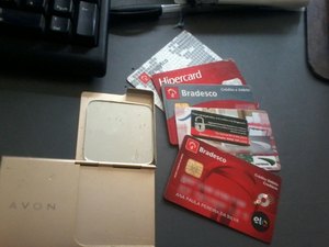 Internauta encontra carteira com cartões e procura dona