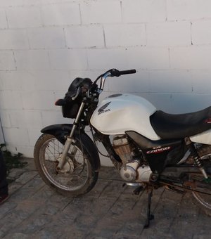 Motocicleta que havia sido roubada em fazenda é recuperada pela polícia, em São Miguel dos Milagres
