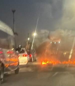 Pais de alunos da rede municipal bloqueiam diversos pontos de Maceió em protesto contra a falta de transporte escolar