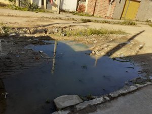 Criança é picada por escorpião e socorro não chega à casa por conta de buraco da Casal, em Arapiraca