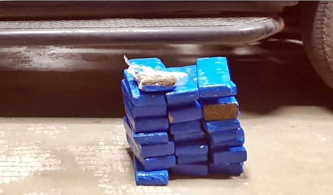 Jovem de 26 anos é presa em ônibus com quase 18kg de maconha que seriam entregues em Arapiraca