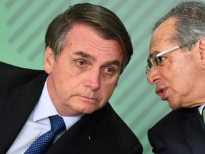 Congelar salário de servidor é o remédio menos amargo, diz Bolsonaro