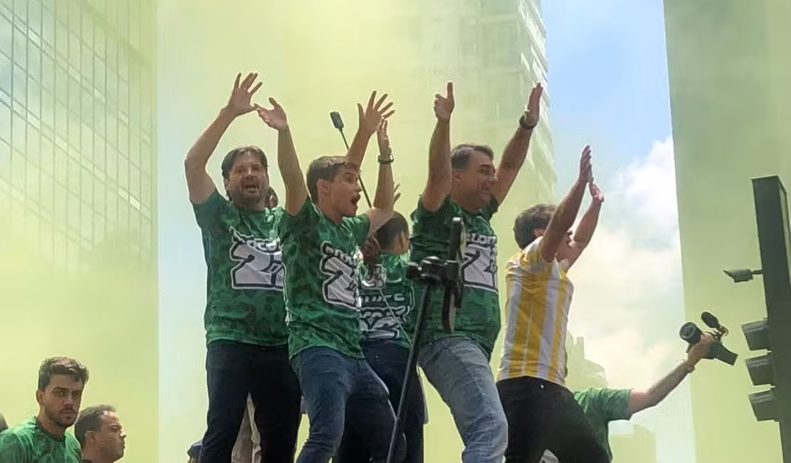 Flávio Bolsonaro participa de ato na Avenida Paulista
