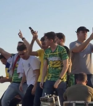 Apoiadores de Flávio Bolsonaro se reúnem em ato no Farol da Barra, em Salvador
