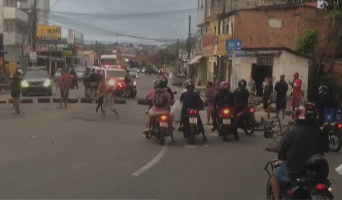 [Vídeo] Manifestantes realizam protesto na Orla Lagunar de Maceió