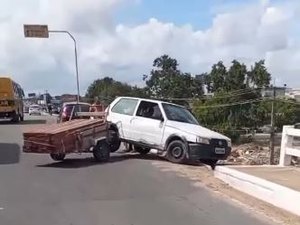 Carro com reboque roda na pista em viaduto em frente ao shopping de Arapiraca