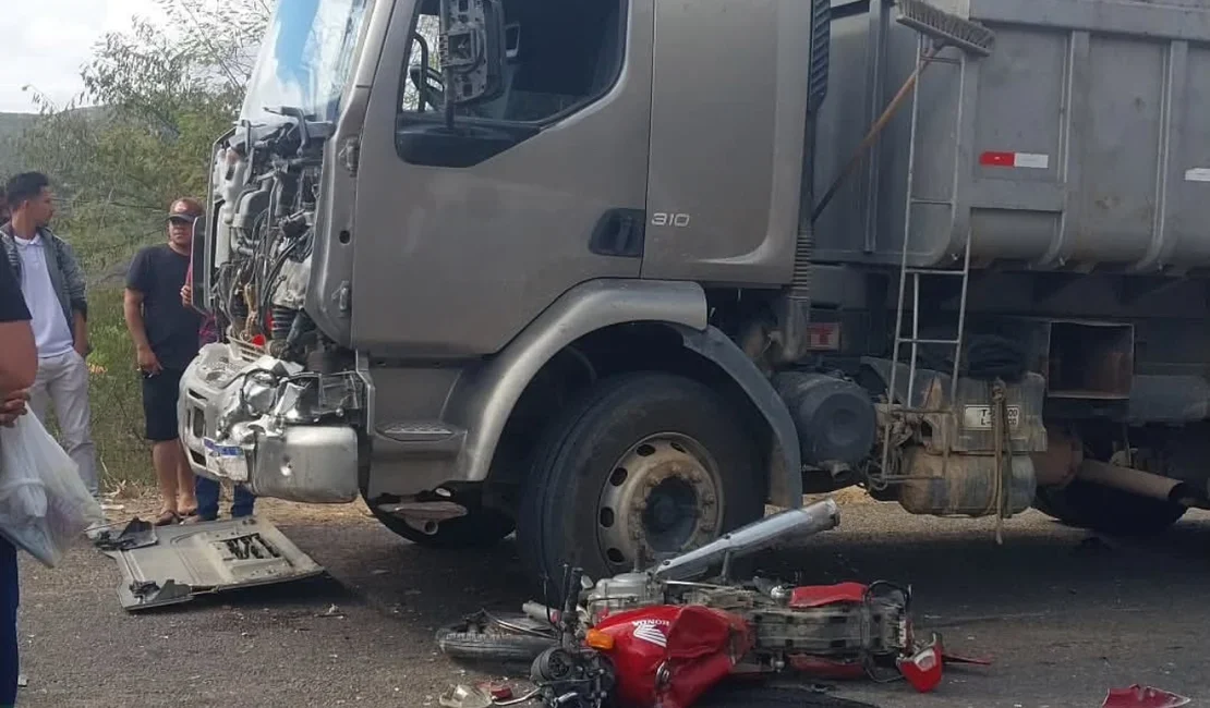 Motociclista morre em grave acidente com caminhão na AL-145, no Sertão