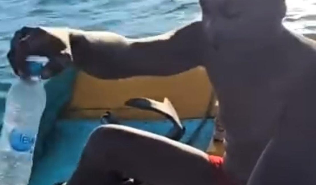 [Vídeo] Pescador acha garrafa pet dentro de peixe em Maragogi