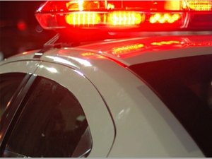 Criminosos invadem residência, rendem morador e roubam veículo