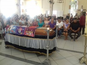 Familiares e amigos se despedem de Vilma da Silva