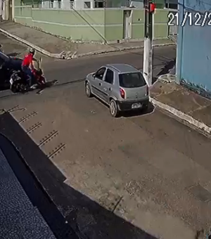 [Vídeo] Motociclista colide de frente com poste e morre em Arapiraca