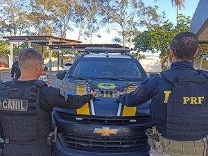 Polícia encontra duas pistolas e dois carregadores com 50 munições em chassi de veículo