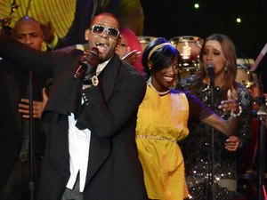 Advogado diz que tem vídeo em que R. Kelly faz sexo com menor