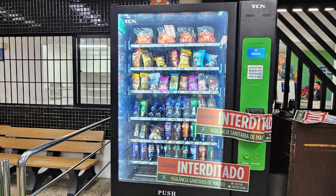 Vigilância interdita máquina que vendia lanches vencidos em faculdade de Maceió