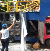 [Vídeo] Três pessoas ficam feridas após trio elétrico perder o freio durante carreata e bater em residência, em Maceió