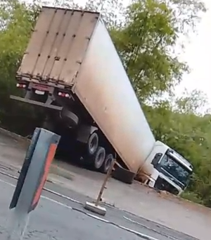 Caminhão cai em área de mata próxima a rodovia de Pilar