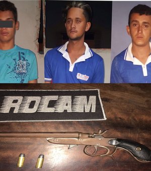 Jovens são presos ao esconder arma e munições em cercado