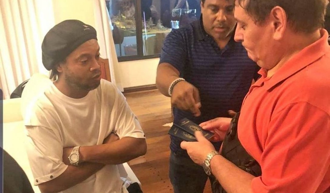 'Ele está chocado', diz advogado de Ronaldinho após prisão no Paraguai