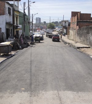Prefeitura recupera trecho em via esburacada na Levada
