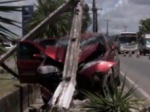 Carro colide contra poste e o quebra ao meio em Maceió