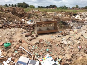 [Vídeo] Terreno particular é transformado em lixão e provoca doenças nos moradores do bairro Nova Esperança