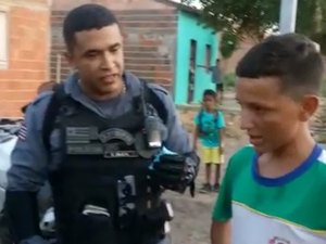 [Vídeo] Garoto humilhado por estar trabalhando recebe apoio de policiais militares 