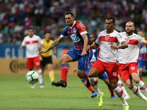 Com falha defensiva, CRB perde do Bahia e fica fora da Copa do Brasil