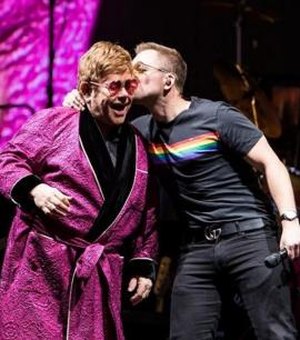 Elton John canta 'Your Song' com ator que o interpretou em 'Rocketman'