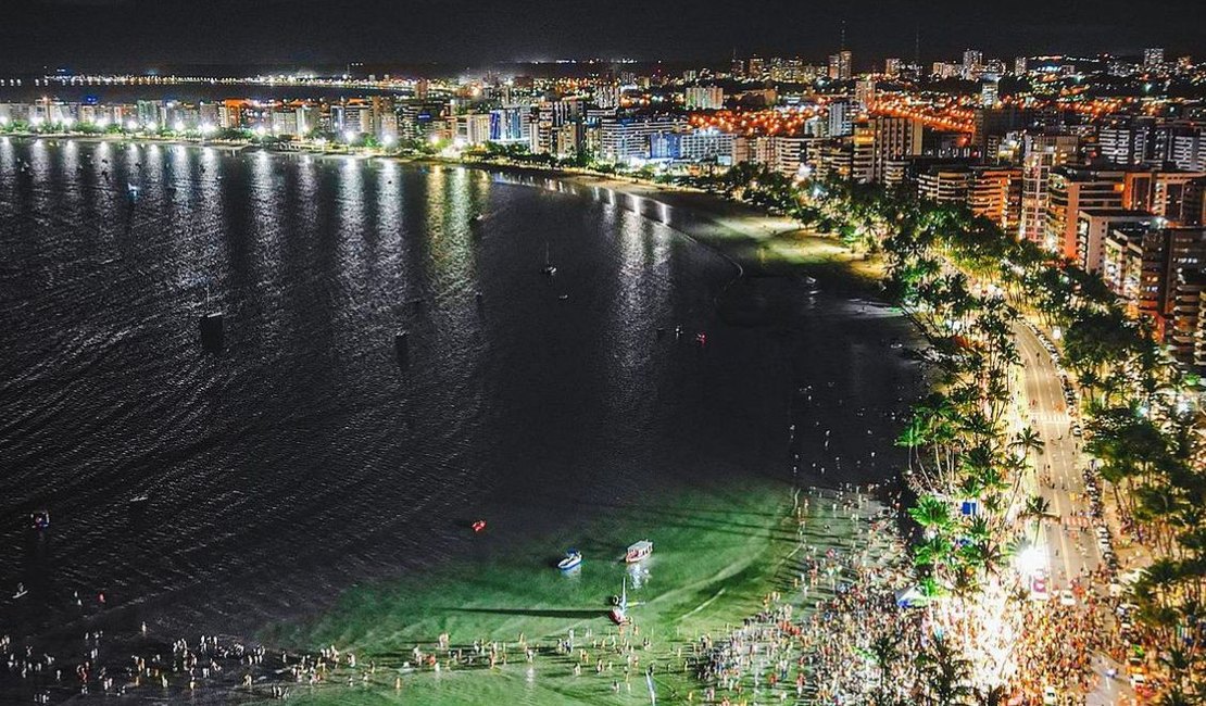 Multidão lota orla da Ponta Verde para apreciar “superlua azul” em Maceió