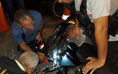Policiais civis da DRFVC verificam motocicleta durante a ação policial