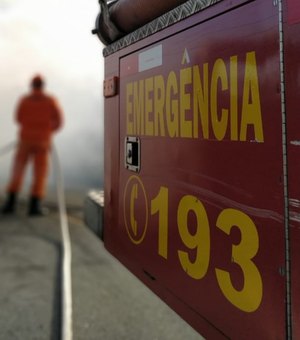 Incêndio atinge fiação elétrica de residência na parte alta de Maceió
