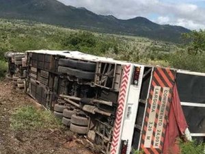 Trio elétrico usado por Bell Marques tomba em rodovi na Bahia