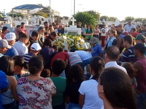 [Vídeo] Sepultamento do empresário Neno Cão é marcado por comoção em Arapiraca
