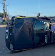 Colisão entre dois carros termina em capotamento na AL-110, em Arapiraca