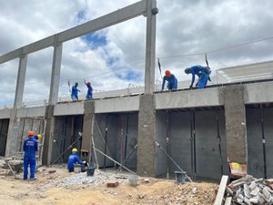 Comerciantes destacam avanço na obra do novo mercado do Benedito Bentes