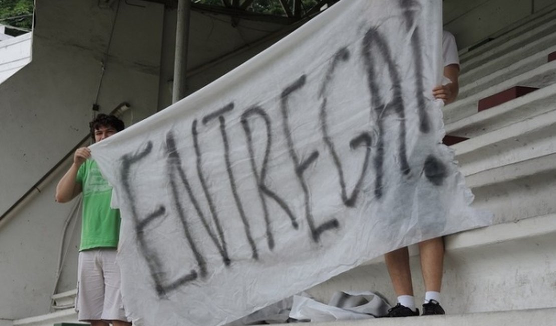 'Entrega' e 'Eu escolhi te rebaixar': trio pede que Flu prejudique o Vasco